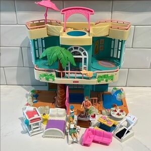Fisher-price Sweet Streets Beach House with accessories and dolls